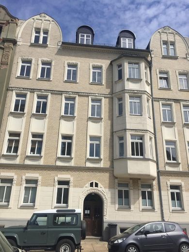Attraktive 3‑Zimmer‑Wohnung m. neuem Bad u. EBK in Chemnitz–77,20 m²–fußl. z. TU (ab 01.09.26). – Außenansicht