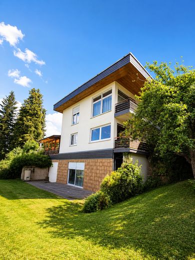 Provisionsfrei: Wohnen mit Weitblick – Einfamilienhaus mit Einliegerwohnung in Idstein-Heftrich – Gartenansicht 