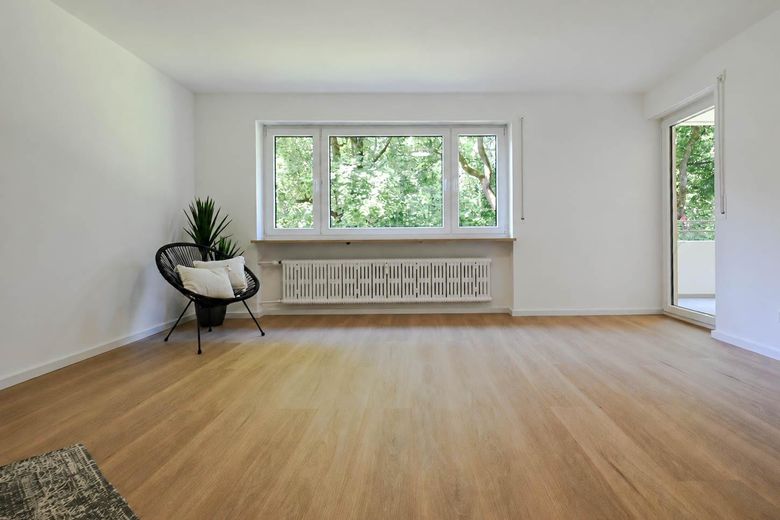 Wohnzimmer mit Balkon