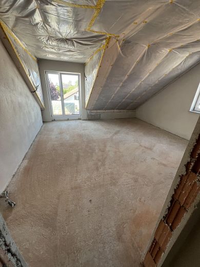 Erstbezug! Großzügige 3-Zimmer Neubau QNG Wohnungen in Langenmosen bei Schrobenhausen! – Schlafzimmer mit Balkonzugang