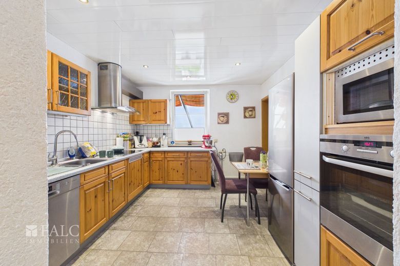 Umfassend modernisiertes und in weiten Teilen saniertes und zentrales Wohnhaus mit Einliegerwohnung – Wohnung-EG