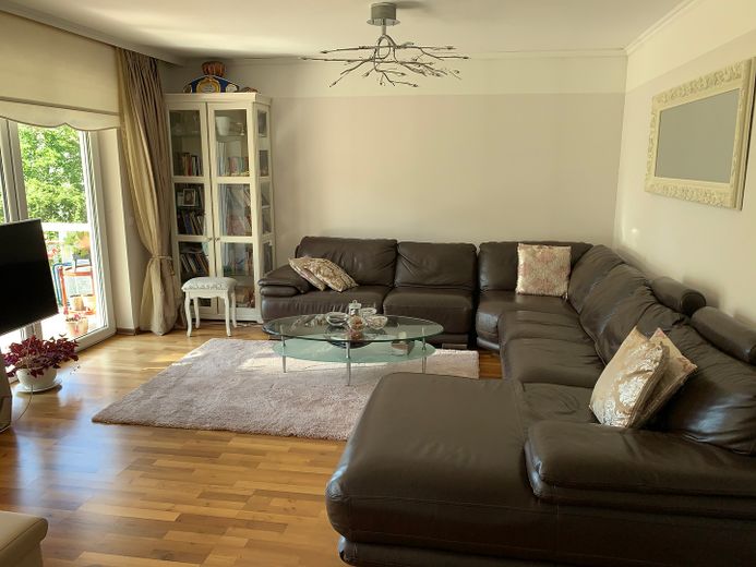 Schöne Lichtdurchflutete 4 Zimmer Wohnung – Wohnzimmer 