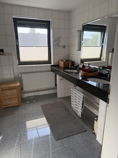 Jasne wnętrza na trzech poziomach – Familienbad OG
