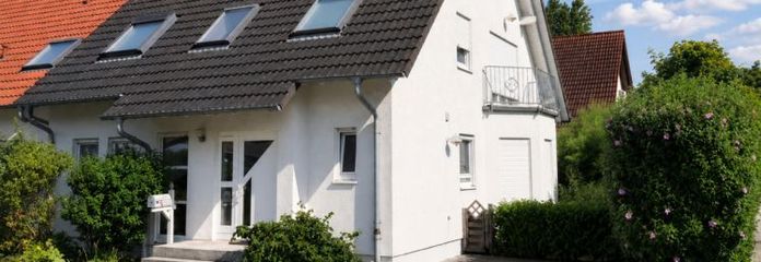 Großzügige Doppelhaushälfte mit Garten, Kamin und Garage in familienfreundlicher Lage