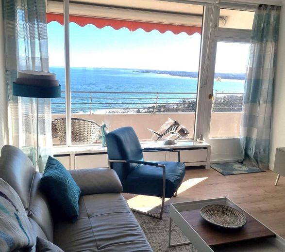 Deniz manzaralı! Plaja ve merkeze yakın, tamamen yenilenmiş üst düzey daire, 75 m², 2 oda – Wohnzimmer Meerblick