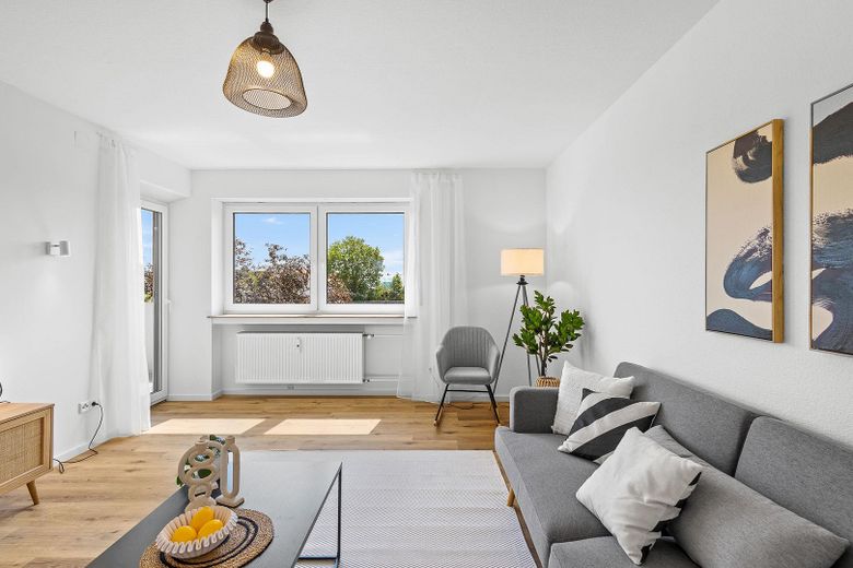 Bezugsfertig! Helle, moderne und lichtdurchflutete 4,5-Zi. Wohnung in Top Lage in Straubing! – Wohnzimmer