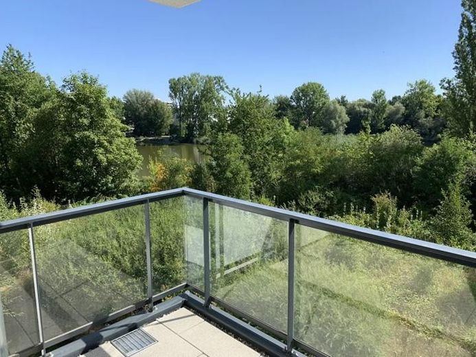 Lujo junto al lago Probstsee: 3,5 hab., cocina equipada, vestidor, garaje subterráneo | 7 min de Patch Barracks – Lake View from balcony