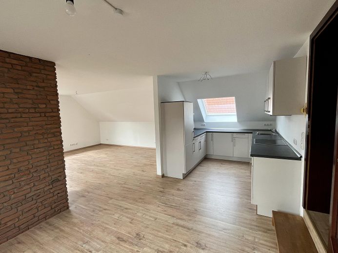 Charmante 4-Zimmer-Maisonette mit Kamin & Einbauküche in Seevetal-Ohlendorf – Wohn- und Essbereich mit Küche