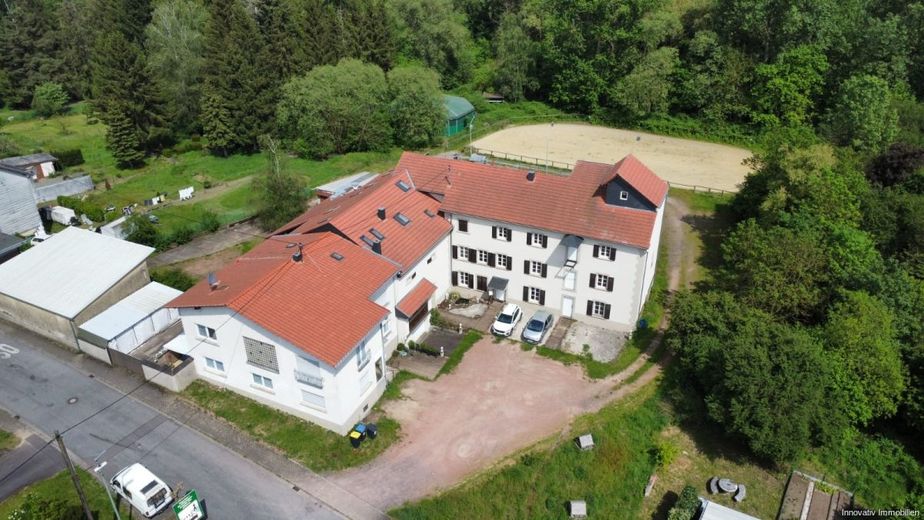 Prestigeträchtige Anlageimmobilie im Grünen und der Möglichkeit zur Pferdehaltung – Front