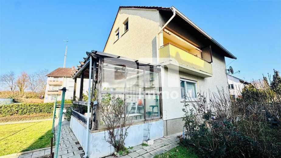 Kompakte Dreizimmer DG Wohnung in gepflegtem Dreifamilienhaus in gesuchter Lage – Rückansicht