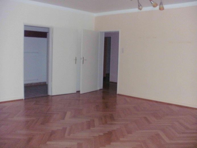 renov.bedürft. 3,5-Zi-Whg mit Balkon und EBK samt sep. DG-Whg. im Rohbau, in freundl. MFH in HN – WZ-Türen zu Kü + Flur