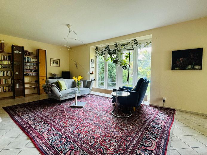 geräumiges Wohnzimmer