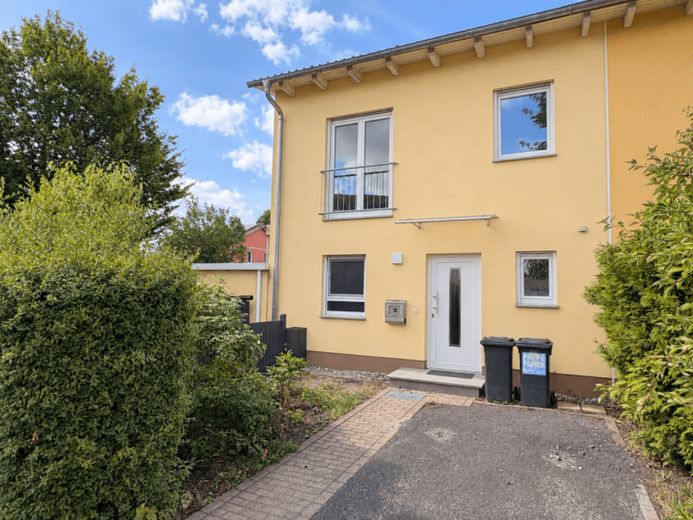 Attenzione famiglie: casa a schiera con 117m² di superficie abitabile e giardino in un tranquillo insediamento vicino alla città! – Foto 1