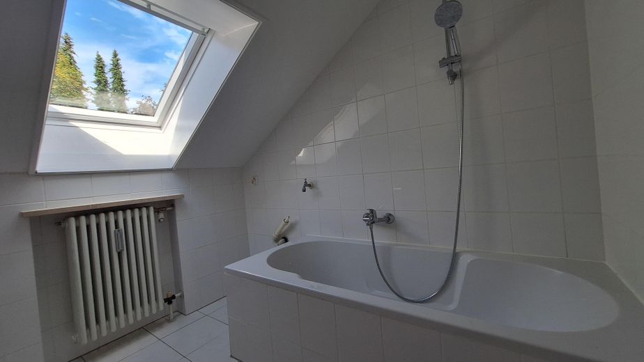 Schöne helle 1,5 Zimmer DG-Wohnung in ruhiger TOP-Lage – Bad 2