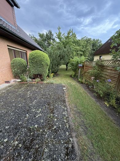 Kernsanierte 4–5-Zimmer-Wohnung | Einbauküche | Kamin | Garage | Terrasse – Gemeinschaftsgarten