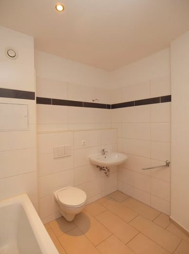 Appartamento al piano terra con 2 locali, cucina componibile e balcone – Foto 3