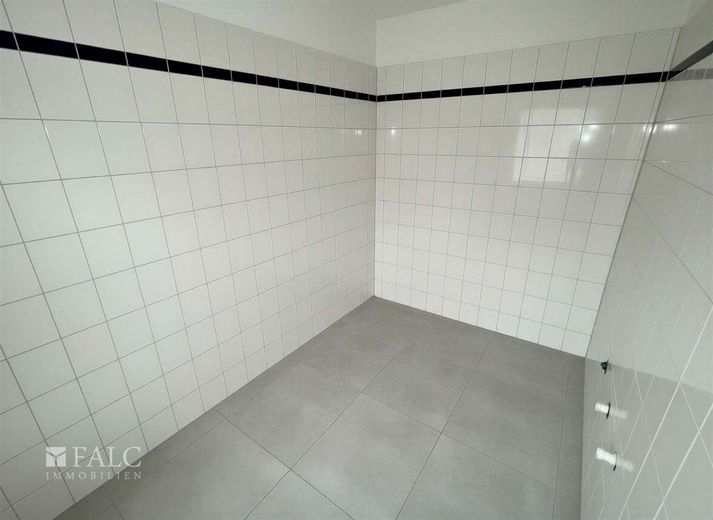 Großzügige, teilentkernte 5-Zimmer-Wohnung in Rheinnähe – Badezimmer - Renovierungsbeispiel (KI generiert)
