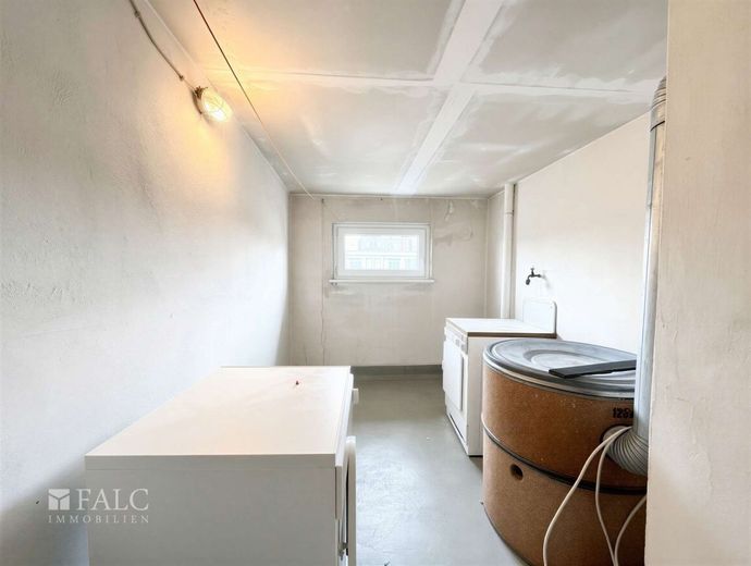 Vahrenwald- piso de 3 habitaciones con balcón en el 3er piso con bonita vista (sin ascensor) – Dachbodenraum