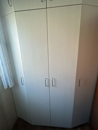 2,5 Zi-Wohnung Hochparterre mit Nord und Süd Balkon in ruhiger Lage, Tiefgarage, geringe Nebenkosten – WC mit Einbauschrank