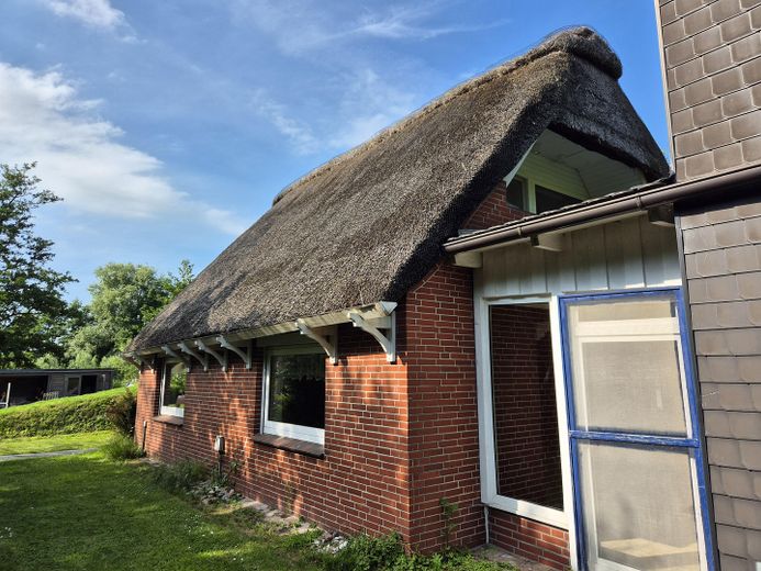 Wohnhaus nahe Krautsand mit Garten – Grundstück mit positivem Bauvorbescheid optional • – Reetdach