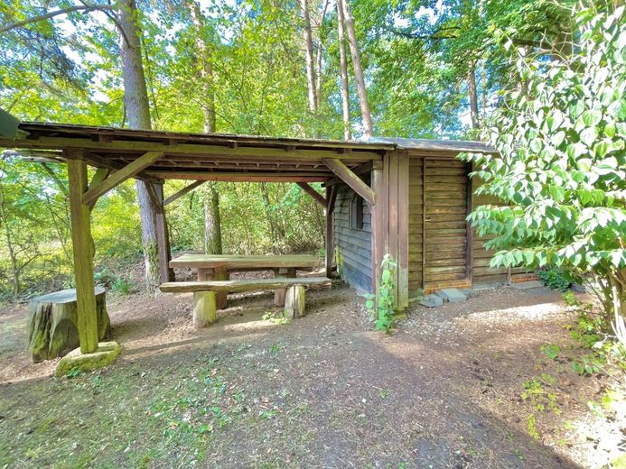Herrlicher Ausblick in Dörfleins - Freizeitgrundstück mit massiver Blockhütte – Überdachter Freisitz mit angrenzendem Geräteraum und separater Toilette