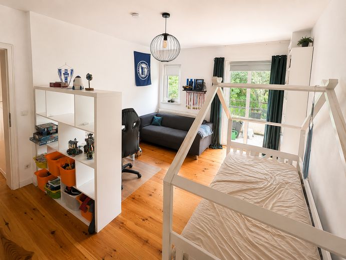 Encantador piso antiguo con chimenea, balcón y jardín comunitario en Berlín Neu-Westend – Schlafzimmer mit Balkon