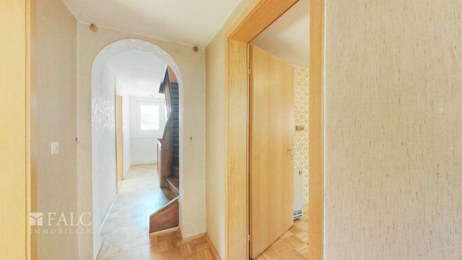 Charmantes Bauernhaus mit angrenzender Scheune und viel Potenzial – Flur
