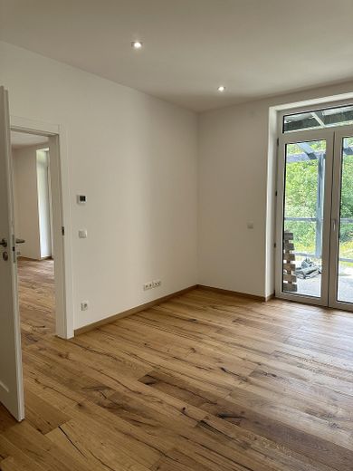 Appartamento al piano terra di 5 locali, cucina componibile, parquet, terrazza e giardino – Schlafzimmer