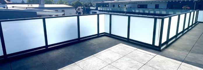 Über den Dächern der Stadt - Moderne 2 Zimmer NB Wohnung mit EBK, Dachterrasse und TG