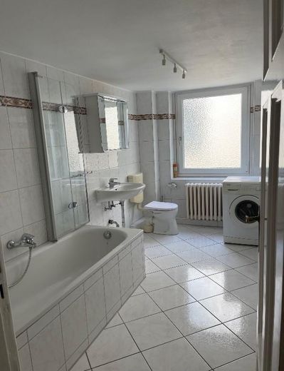 Stilvolle 3-Zimmer-WHG in historischem Altbau - Saniert! – Wannenbad mit Fenster