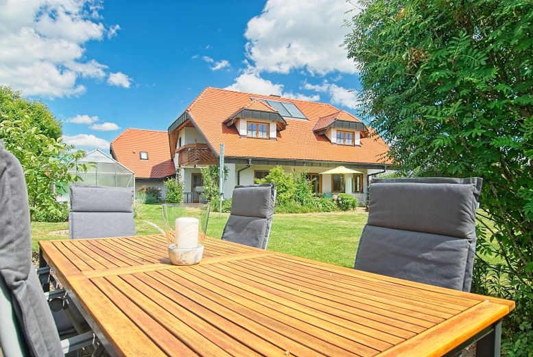 Prestigious A+ country house with in-law apartment on park-like grounds – Essplatz im Garten