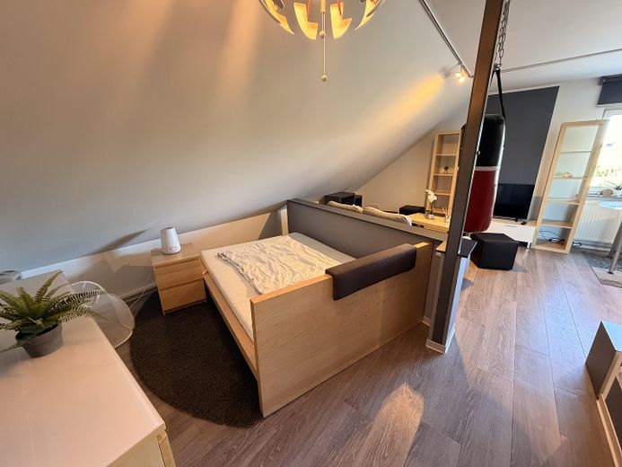 Attic apartment in a quiet peripheral location with a parking space in front of the house – optionally furnished – – Schlafbereich