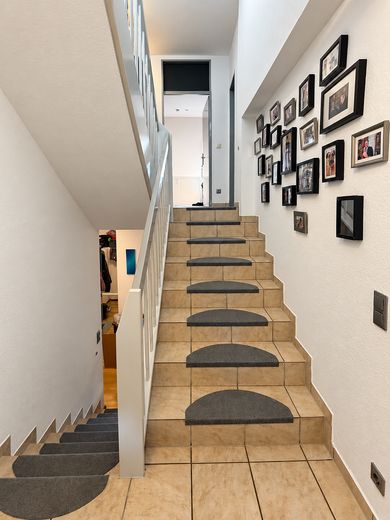 Remagen’in seçkin bir konumunda balkonlu ve çatı teraslı aydınlık maisonette daire – Flur