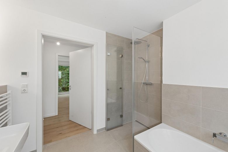 Neuwertige 3 - Zimmer - Balkonwohnung mit erstklassiger Ausstattung in Top - Lage von Meiendorf – Badezimmer
