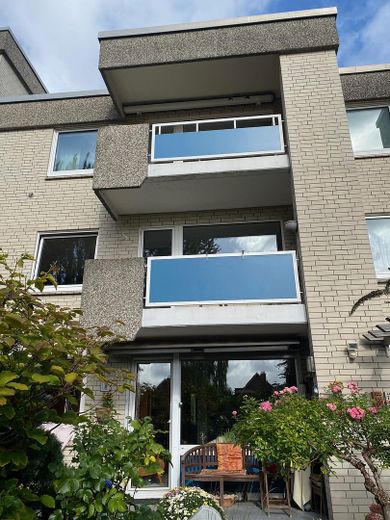 Großzügige 4-Zi.-Whg. (2 2/2 Zi.) mit Balkon/Südlage ; auf großem Grundstück ; provisionsfrei – Wohnung / II. OG vom Garten