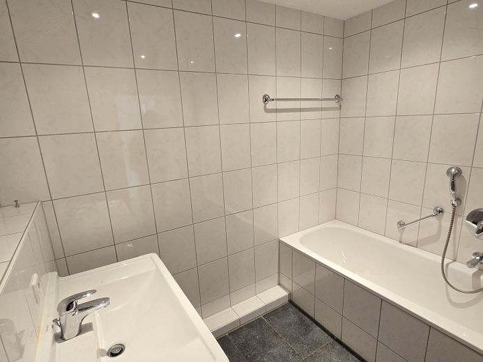 Moderne 4-5 Zimmer-Maisonette-Whng. in Filderstadt-Plattenhardt – Bad 1