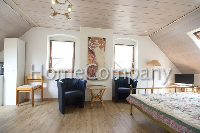 Freundliches Dachgeschoss in einem denkmalgeschützten Zweifamilienhaus – 8f047ae430835f169091d42ce2ed62d5cd2b7774.jpg