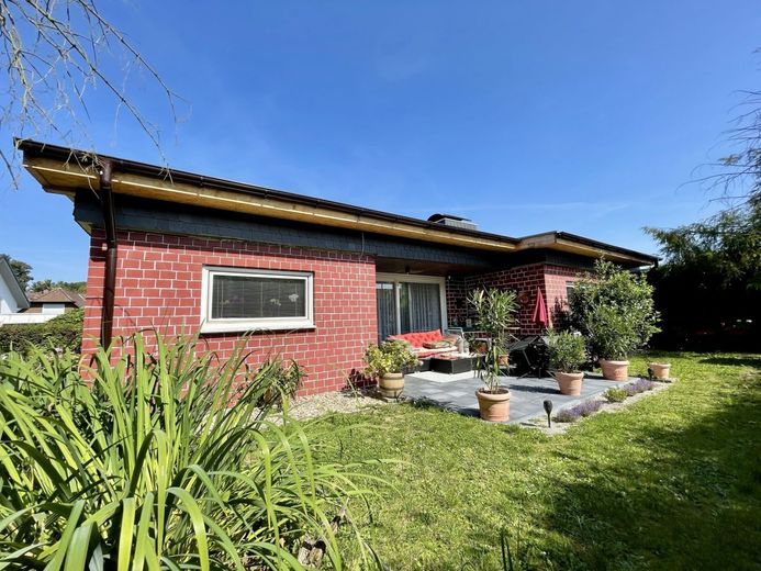 Fröndenberg-Frömern: Freistehender Bungalow mit Garage in familienfreundlicher Lage! – Außenansicht