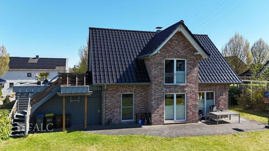 Modernes Kapitänshaus mit Kanalblick in Rendsburg – Gartenansicht