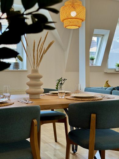 Maisonette de estilo antiguo inundada de luz, con chimenea, aire acondicionado y un ambiente residencial tranquilo – Esszimmer - Tisch