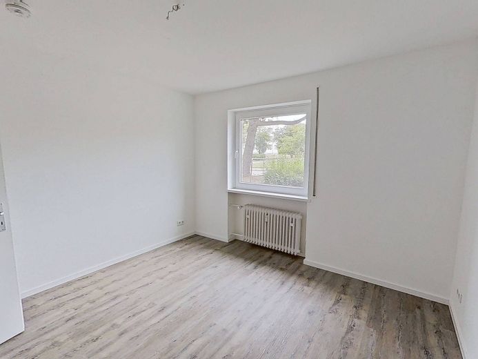 **Bis zu 3 NKM FREI** Charmante 3-Zimmer-Erdgeschosswohnung mit LOGGIA und EBK – Ansicht I: Schlafzimmer I