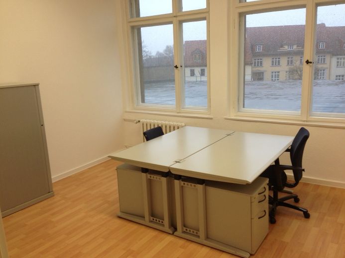 Full-Service-Büroplatz, frisch renoviert + möbliert – Foto 1