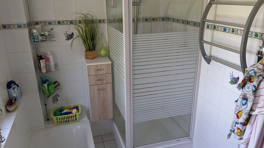 Wohnen fast wie im freistehenden Haus – Endreihenhaus mit großem, privatem Garten direkt am Wald – Bad OG Dusche