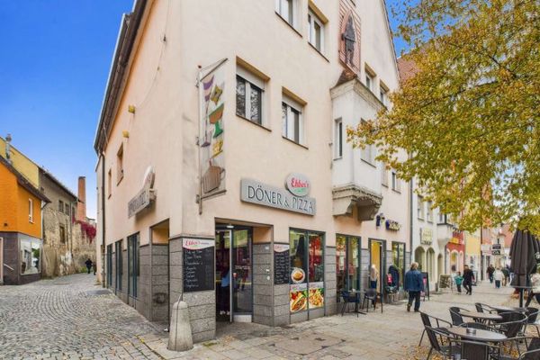 Edificio completamente affittato ad uso residenziale e commerciale sulla piazza del mercato di Neumarkt