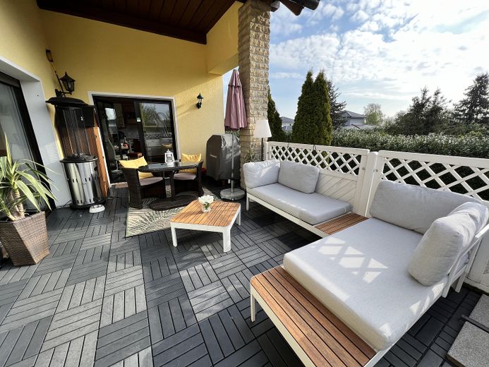 NEU! Ikonische, lichtdurchflutete Landhaus Villa mit Einliegerwohnung & mögl. Grundstkserweiterung – Ostterrasse an Wohnzi / Küche