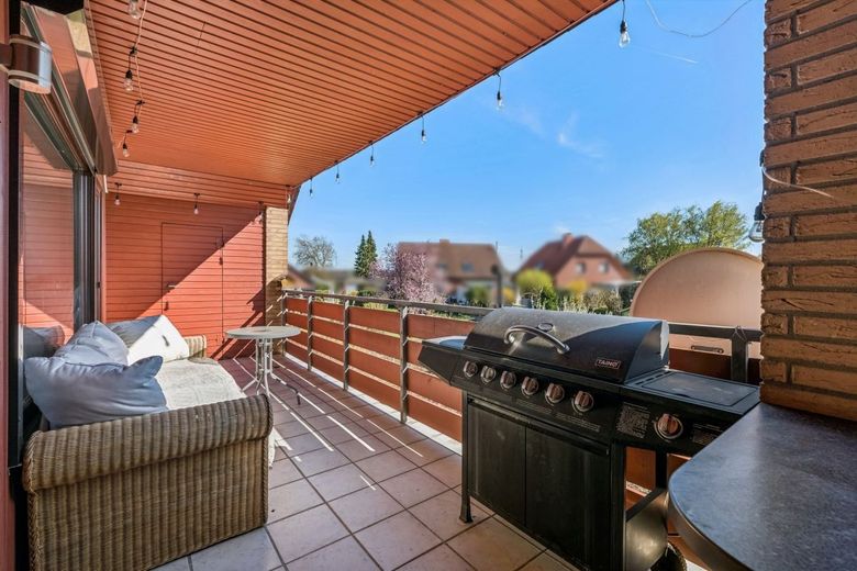 Großes Einfamilienhaus mit Einliegerwohnung, Garage, Carport, Keller und Kamin – DG Loggia