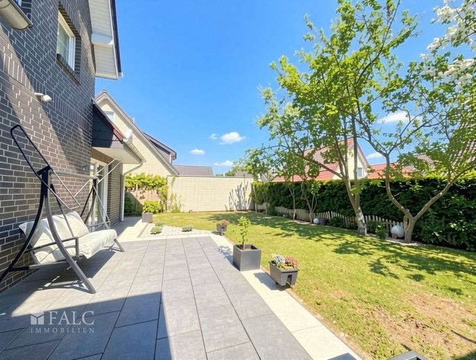 Elegantes Einfamilienhaus mit großzügigem Wohnambiente, Sauna und PV-Anlage – Garten