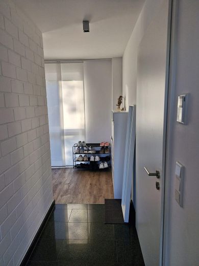 Moderne, großzügig geschnittene,lichtdurchflutete Wohnung in Architektenhaus – Eingangsbereich