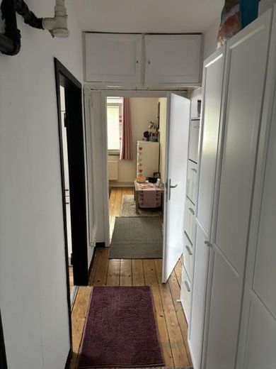 Achtung: WG Zimmer! 2 private Zimmer (plus Wohnzimmer) für je 430 € Warmmiete – Flur