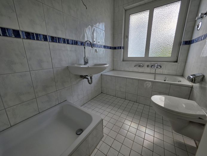 2,5 Raum Citylage, Erstbezug nach Sanierung, Balkon, Bad: Wanne + Dusche + Fenster, Dämmung – Helles Bad mit Tageslicht